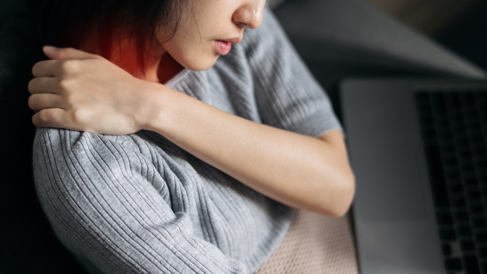 12 Causes of Right Arm and Shoulder Pain: Learn More